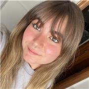 Estudiante universitaria ofrece clases de apoyo para Primaria, ESO y Bachillerato en Santiago de Compostela.